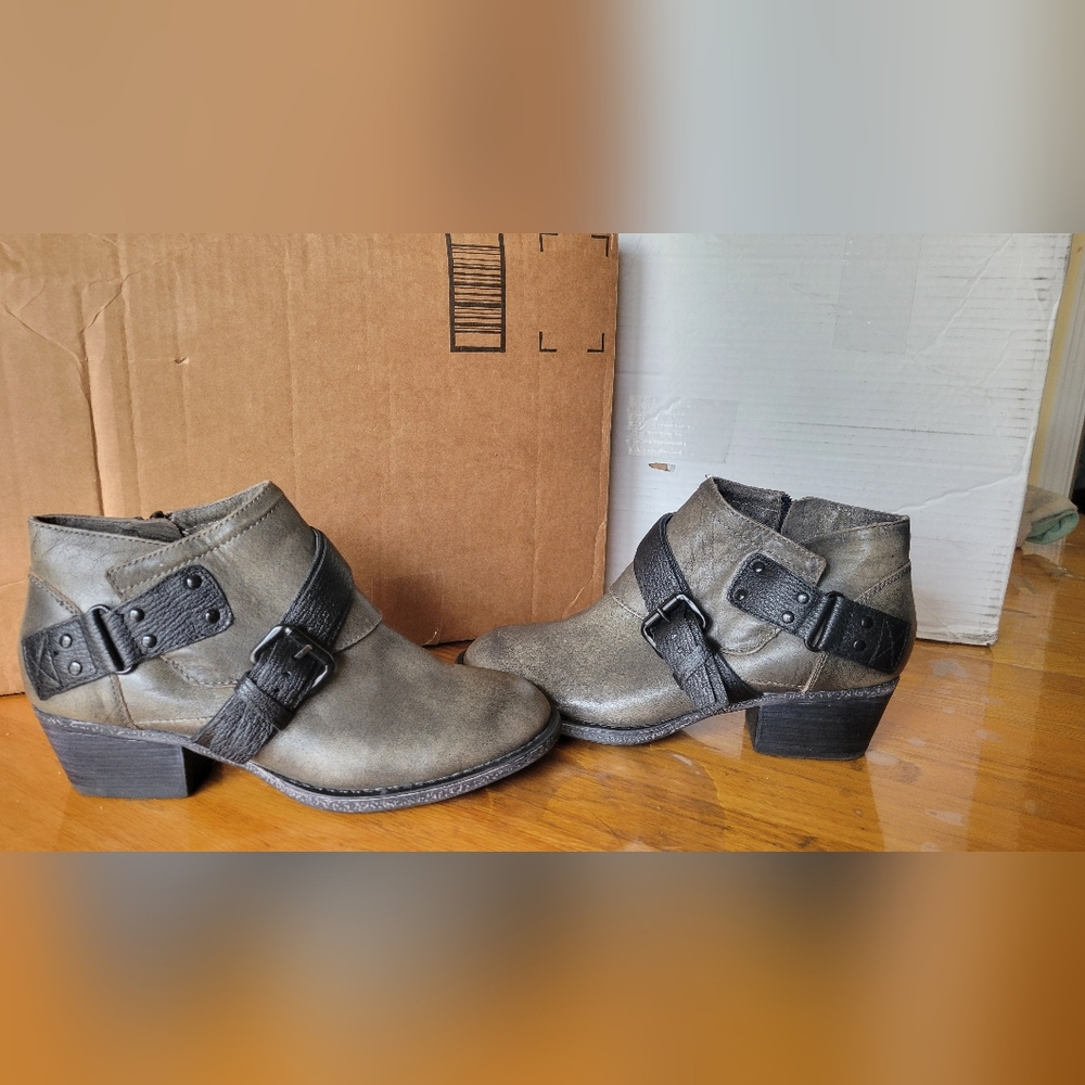 OTBT Fall River oiled leather Boho western buckle 6.5 M Olive Green stacked heel